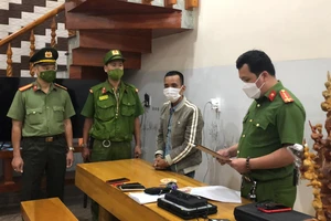 Lực lượng công an đọc lệnh khám xét nhà và bắt giữ đối tượng Nguyễn Hồ Hát. Ảnh: CACC