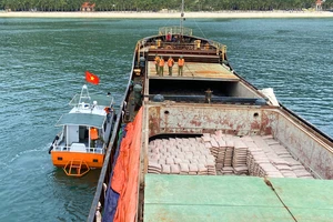 Lực lượng Biên phòng tỉnh Quảng Nam tiếp cận tàu hàng để hỗ trợ khắc phục sự cố. Ảnh: HỒNG ANH