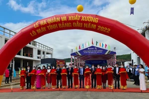 Lãnh đạo TP Đà Nẵng cùng Danang IT Park, Trungnam EMS cắt băng xuất xưởng lô máy tính bảng đầu năm 2022