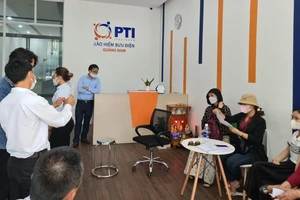 Nhóm khách hàng đã đi hơn 100km xuống trụ sở PTI Quảng Nam để đòi quyền lợi