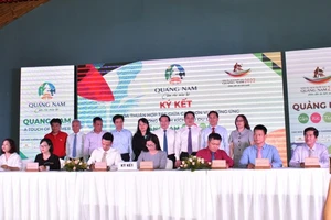 Đại diện các doanh nghiệp ký kết hợp tác hưởng ứng chương trình kích cầu du lịch của tỉnh Quảng Nam. Ảnh: NGUYỄN CƯỜNG