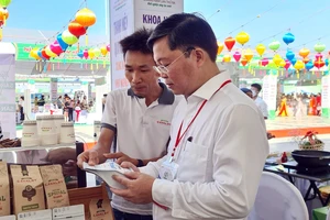 Ban điều hành hỗ trợ khởi nghiệp sáng tạo tỉnh Quảng Nam ký kết hợp tác với Hiệp hội khởi nghiệp quốc gia. Ảnh: NGUYỄN CƯỜNG