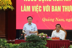 Chủ tịch Quốc hội đánh giá cao thành tích của tỉnh Quảng nam thời gian qua. Ảnh: NGUYỄN CƯỜNG
