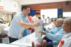 Chủ tịch Quốc hội tặng quà cho người có công tiêu biểu của tỉnh Quảng Nam. Ảnh: NGUYỄN CƯỜNG