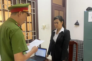 Công an huyện Duy Xuyên đọc lệnh tạm giam đối với Nguyễn Thị Trung