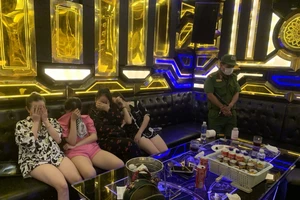 Phát hiện 8 nam nữ phê ma túy trong quán karaoke