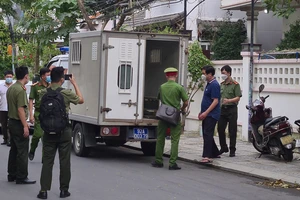 Ông Phạm Văn Điểu (áo xanh) bị bắt tạm giam vào tháng 12-2021. Ảnh: NGUYỄN CƯỜNG