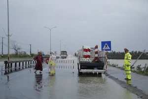 Tuyến Quốc lộ 1A qua địa bàn huyện Phú Ninh (tỉnh Quảng Nam) bị ngập khiến xe máy khó di chuyển