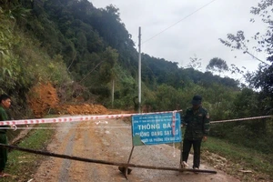 Lực lượng chức năng đã đặt bảng thông báo không cho người dân đi qua khu vực sạt lở