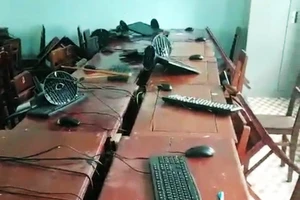 Hàng chục máy vi tính bị nhóm học sinh đập phá