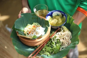 Không chỉ là món ăn, Mỳ Quảng còn mang nét văn hóa ẩm thực dân gian đặc trưng của Quảng Nam. Ảnh: NGUYỄN CƯỜNG