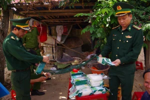 Đại diện Biên phòng Quảng Nam kiểm tra các gói "nghi" chứa ma túy được người dân trình báo