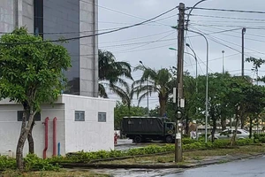 Xe của lực lượng cảnh sát tại trụ sở Công ty Mirae Asset ở TP Tam Kỳ, Quảng Nam. Ảnh: TĐ