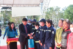 Phó Chủ tịch Tổng LĐLĐ Việt Nam tặng quà cho người lao động có hoàn cảnh khó khăn ở Quảng Nam. Ảnh: NGUYỄN CƯỜNG