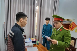 Lực lượng công an đọc các quyết định đối với Nguyễn Ngọc Châu