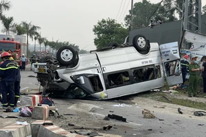 Quảng Nam: Xe đầu kéo và xe khách tông nhau, ít nhất 8 người tử vong