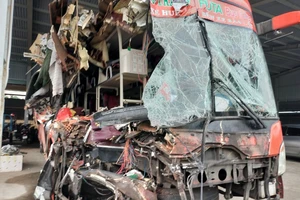 Vụ xe khách tông xe tải khiến 3 người chết, 13 người bị thương ở Quảng Nam: Tạm giữ tài xế xe khách