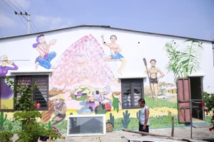 Quảng Nam: Người dân làng bích họa Tam Thanh phản ứng với những bức tranh mới được vẽ