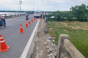 Quảng Nam: Người dân bất an khi thấy lan can cầu bị gãy một đoạn dài 