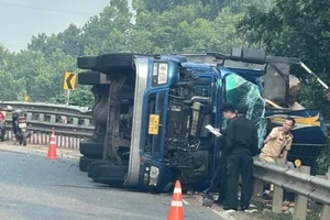 Giải cứu 3 người mắc kẹt trong xe tải bị lật trên đường Hồ Chí Minh