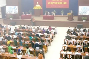 Khói bao trùm hội trường họp HĐND tỉnh Quảng Nam