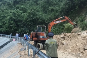 Quảng Nam: Thông xe đoạn sạt lở đèo Le; Quốc lộ 14H ngập sâu