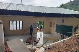 Phòng học thuộc huyện vùng cao Nam Trà My bị hư hỏng do sạt lở