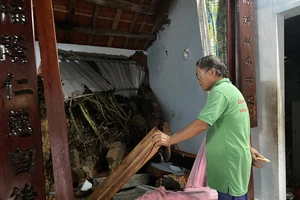 Mưa lớn gây sạt lở, làm sập nhà dân ở Quảng Nam