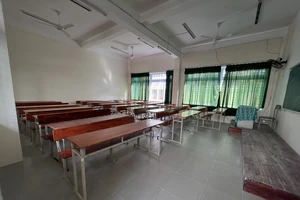 Một trong hai lớp học tại Trường Cao đẳng Y tế Quảng Nam được giảng viên thông báo cho sinh viên nghỉ học 