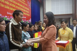 Phó Chủ tịch nước Võ Thị Ánh Xuân cùng lãnh đạo tỉnh Quảng Nam tặng quà đến gia đình chính sách, người nghèo tại tỉnh Quảng Nam