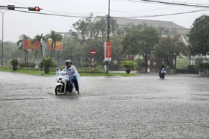 Mưa lớn suốt đêm, nhiều tuyến đường ở TP Tam Kỳ (Quảng Nam) ngập trong nước