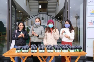 Chị Hương cùng những người bạn tặng nước xịt kháng khuẩn cho người dân