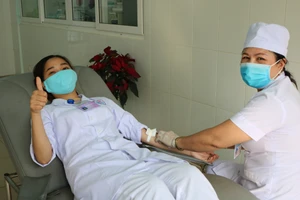 Nhân viên y tế bệnh viện kịp thời hiến máu cứu bệnh nhân