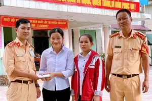 Nhặt được hơn 50 triệu đồng, 2 học sinh ở Quảng Trị tìm người trả lại
