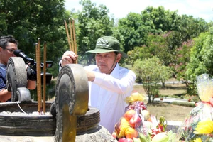 Phó Thủ tướng Thường trực Chính phủ Trương Hòa Bình dâng hương tại Thành cổ Quảng Trị
