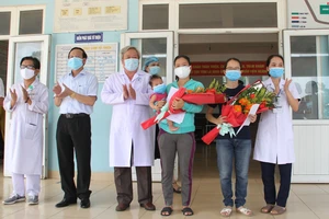 Ông Đỗ Văn Hùng, Giám đốc Sở Y tế tỉnh Quảng Trị trao giấy xác nhận hoàn thành thời gian cách ly y tế phòng chống dịch Covid-19 cho 2 bệnh nhân