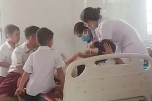 Các em học sinh được điều trị tại Trung tâm Y tế huyện Cam Lộ