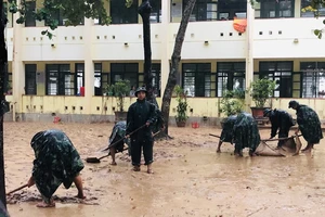 Hàng trăm cán bộ, chiến sĩ Sư đoàn 968 phối hợp với lực lượng chức năng huyện Cam Lộ hỗ trợ người dân dọn dẹp sau khi nước rút