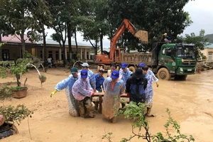 Chung tay hỗ trợ người dân khắc phục hậu quả sau mưa lũ, sớm ổn định cuộc sống.