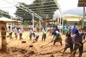 Sau một tháng trường ngập sâu trong bùn đất, học sinh xã Hướng Việt đi học trở lại