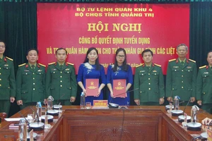 Bộ Chỉ huy Quân sự tỉnh Quảng Trị trao quyết định tuyển dụng cho thân nhân liệt sĩ