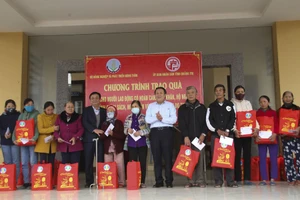 Thứ trưởng Bộ NN-PTNT Lê Minh Hoan thăm hỏi, tặng quà cho các hộ gia đình có hoàn cảnh khó khăn trên địa bàn tỉnh Quảng Trị