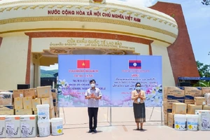 Quảng Trị trao tặng trang thiết bị, vật tư y tế cho 3 huyện của Lào