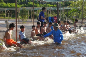 Quảng Trị: Tổ chức lớp dạy bơi miễn phí cho trẻ em khuyết tật