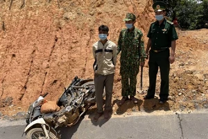 Quảng Trị: Bắt 2 đối tượng vận chuyển gần 100 kg thuốc nổ ở khu vực biên giới