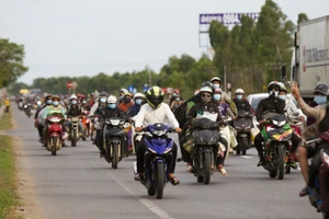 Hàng nghìn người từ TPHCM và các tỉnh phía Nam tiếp tục đi xe máy về quê tránh dịch