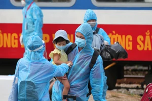 Hơn 500 người dân khó khăn được tỉnh Quảng Trị đón về quê đợt 2 bằng tàu hỏa 