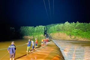 Quảng Trị: Kịp thời cứu hộ 3 người ở khu vực đập tràn bị cô lập do nước lũ dâng cao