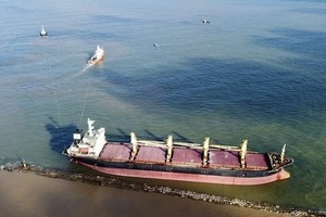 Cận cảnh cứu hộ tàu hàng nước ngoài mắc cạn trên vùng biển Quảng Trị