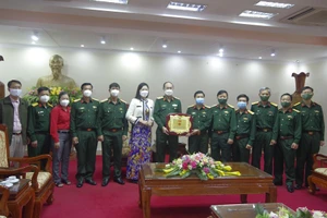 Bộ Tư lệnh TPHCM thăm, tặng quà hỗ trợ phòng chống dịch Covid-19 tại Quảng Trị